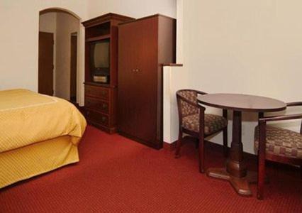 Biggar Hotel | Quality Suites Fort Myers I-75