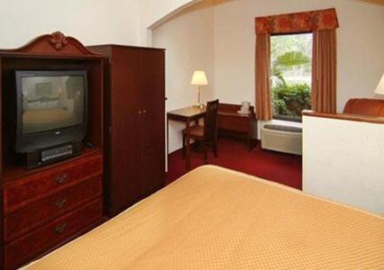 Biggar Hotel | Quality Suites Fort Myers I-75