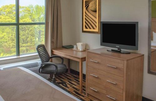 Northwest Hotel | Quality Suites Lake Wright - Norfolk Airport