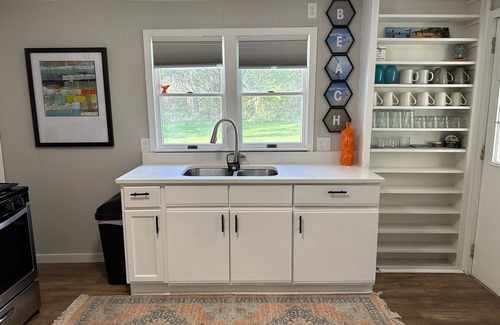 Geneva Township Casa | Quant, comfortable & clean home SUPER close to the Gingerman track & South Haven