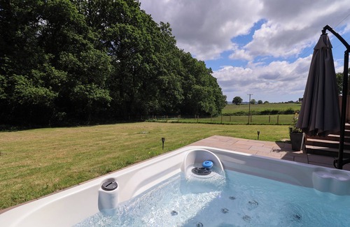 Honiton Cabaña | QUANTOCK BARN, pet friendly, country holiday cottage in Honiton