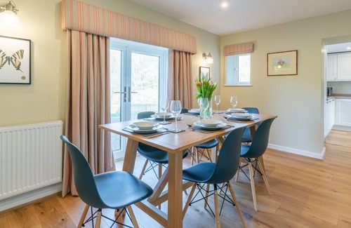 Lydney Cabaña | Quarry Lodge, Lydney - sleeps 6 guests in 3 bedrooms
