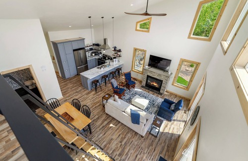 Sturgeon Bay Casa | Quarry's Edge Retreat – New Waterfront Getaway w/ Airy Interiors & Private Dock!