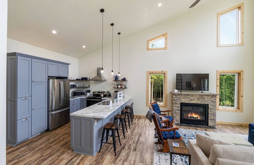 Sturgeon Bay Casa | Quarry's Edge Retreat – New Waterfront Getaway w/ Airy Interiors & Private Dock!