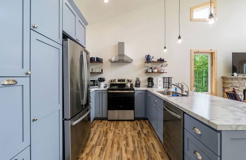 Sturgeon Bay Casa | Quarry's Edge Retreat – New Waterfront Getaway w/ Airy Interiors & Private Dock!