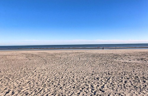 Folly Field Casa | quarter Mi to Ocean Beach Pebble Townhome with Patio