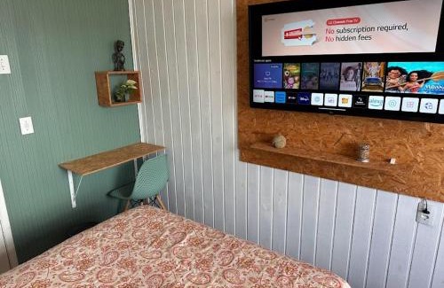 Centro Cama Y Desayuno | Quarto 6 no Centro de Itajaí, Ar+SmartTv
