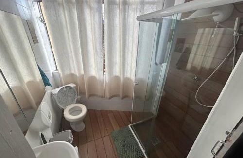Centro Cama Y Desayuno | Quarto 6 no Centro de Itajaí, Ar+SmartTv