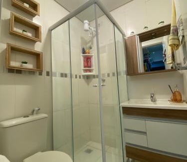 Zona Industrial Norte Apartamento | Quarto aconchegante com banheiro