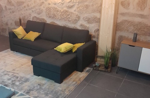 Nelas Casa | Quarto c/ Banheira de Hidromassagem e Piscina e Jardim de uso Partilhado
