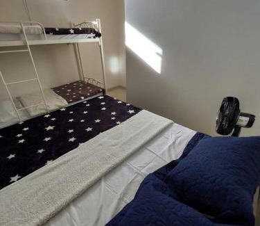 Village Casa | Quarto Casal com Solteiro - Queen's Hotel