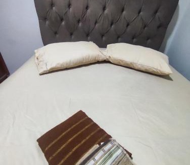 Santa Monica Casa | Quarto com banheiro privativo PARA MULHERES
