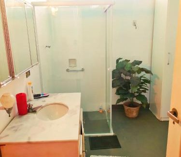 Campo Belo Casa | Quarto com café manhã básico lado Metrô e Aeroporto