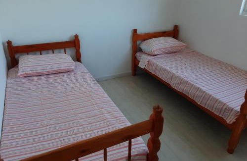 Pilarzinho Casa | Quarto com cama de casal ao lado da Ópera de Arame