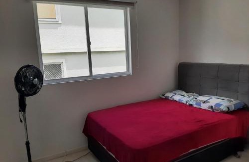 Pilarzinho Casa | Quarto com cama de casal ao lado da Ópera de Arame