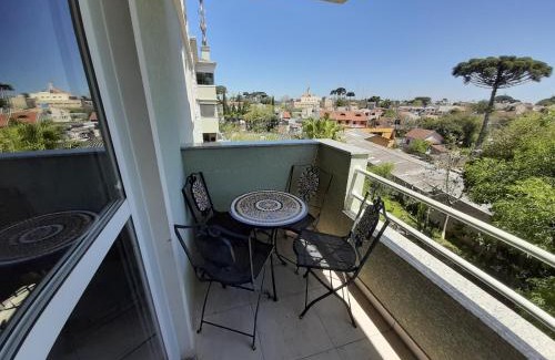 Pilarzinho Casa | Quarto com cama de casal ao lado da Ópera de Arame