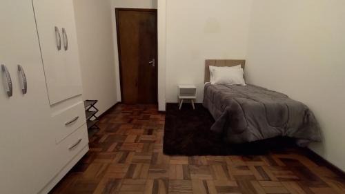 Alto da Rua Quinze Casa | Quarto da Fê, central, perto de tudo o que você precisa!