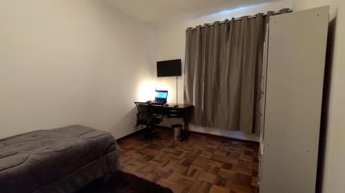 Alto da Rua Quinze Casa | Quarto da Fê, central, perto de tudo o que você precisa!