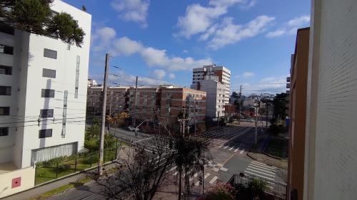 Alto da Rua Quinze Casa | Quarto da Fê, central, perto de tudo o que você precisa!