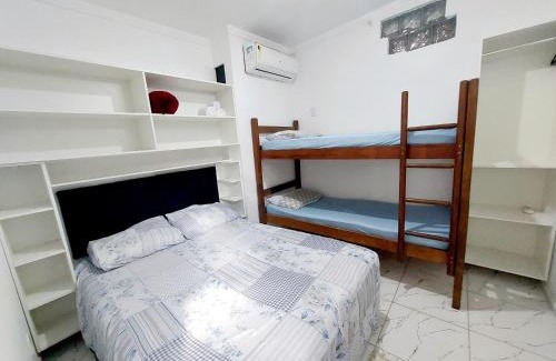 Jardim Nautilus Apartamento | Quarto e Sala com Ar Condicionado, TV e Cozinha