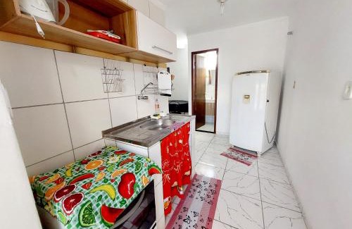 Jardim Nautilus Apartamento | Quarto e Sala com Ar Condicionado, TV e Cozinha