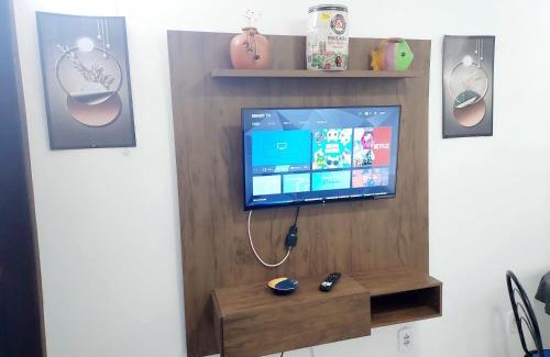 Jardim Nautilus Apartamento | Quarto e Sala com Ar Condicionado, TV e Cozinha