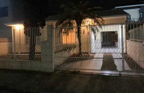 Florianopolis Casa | Quarto Elegante e Iluminado Charme e Privacidade Garantidos em casa compartilhada