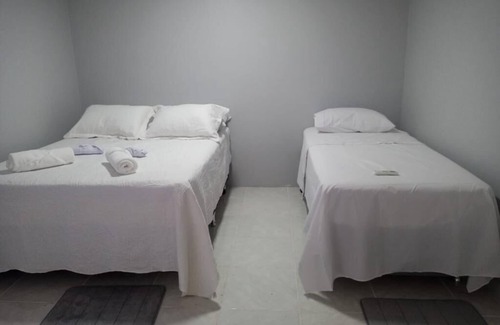 Vila Yolanda Apartamento | Quarto Espaçoso no Centro de Foz