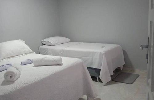 Vila Yolanda Apartamento | Quarto Espaçoso no Centro de Foz