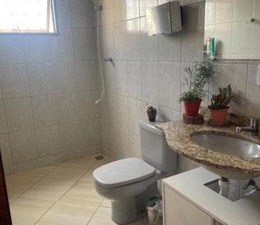 Alfenas Casa | Quarto para casal com banheiro individual exclusivo para o hóspede em apartamento compartilhado