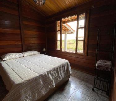 Sao Roque Casa | QUARTO Primavera em Casa de Madeira no Alto da Serra - PetFriendly