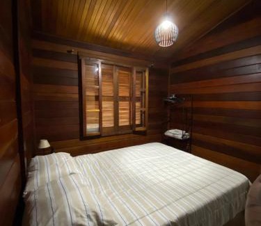 Sao Roque Casa | QUARTO Primavera em Casa de Madeira no Alto da Serra - PetFriendly