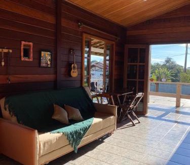 Sao Roque Casa | QUARTO Primavera em Casa de Madeira no Alto da Serra - PetFriendly