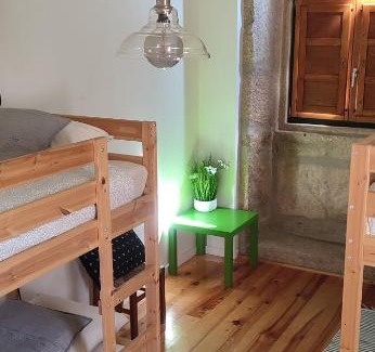 Castelo Novo Casa | Quarto privado com beliches e WC - 4 camas - Lagarto Pintado Casa n'Aldeia
