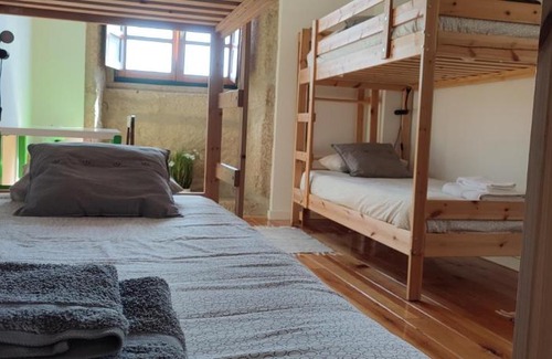 Castelo Novo Casa | Quarto privado com beliches e WC - 4 camas - Lagarto Pintado Casa n'Aldeia