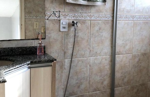 Vila Yolanda Casa | Quarto Privado em residência no Coração de Foz - casa e banheiro compartilhado
