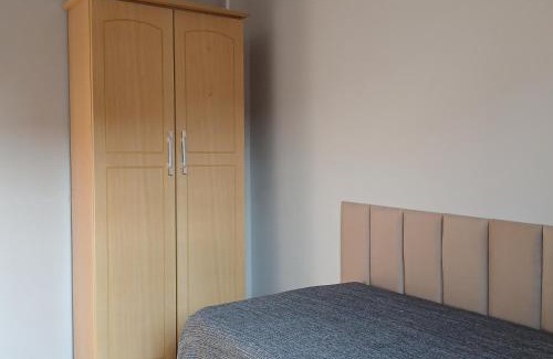 Artur Nogueira Casa | Quarto Solteiro com TV