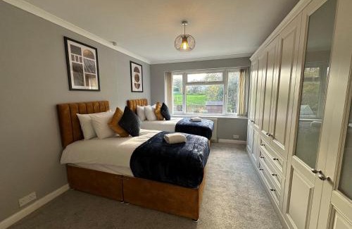 Swindon Casa | Quebec House - Free Parking and Wifi, 'Comfortable Spacious House Near to Town Centre