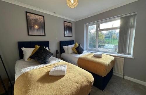 Swindon Casa | Quebec House - Free Parking and Wifi, 'Comfortable Spacious House Near to Town Centre