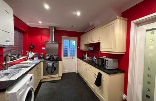Swindon Casa | Quebec House - Free Parking and Wifi, 'Comfortable Spacious House Near to Town Centre