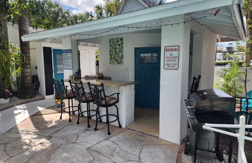 East Naples Villa | Estudio con acceso al canal y piscina! Relájate junto al agua!