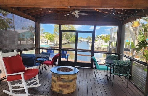 East Naples Villa | Estudio con acceso al canal y piscina! Relájate junto al agua!