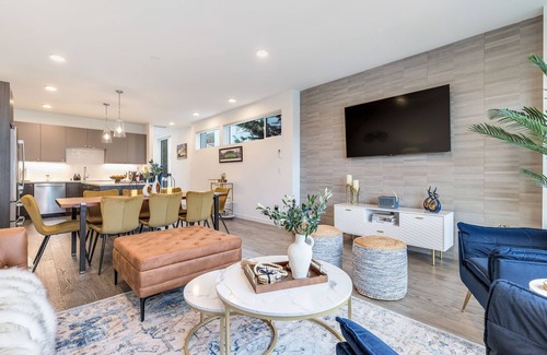 East Queen Anne Casa | Queen Anne Oasis by Lake Union!Near Stadiums!Rooftop!Sauna!BBQ!Firepit!Parking!