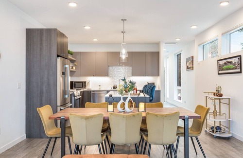 East Queen Anne Casa | Queen Anne Oasis by Lake Union!Near Stadiums!Rooftop!Sauna!BBQ!Firepit!Parking!