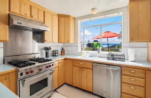 West Queen Anne Casa | Queen Anne Retreat with Bay Views | Dining & Shop