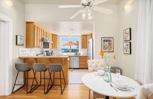 West Queen Anne Casa | Queen Anne Retreat with Bay Views | Dining & Shop