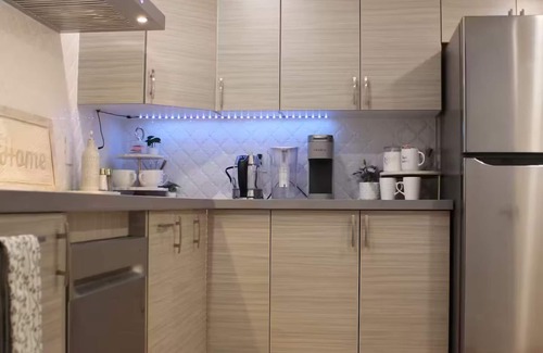 Barrie Apartamento | Queen Bed Suite- Private Entrance