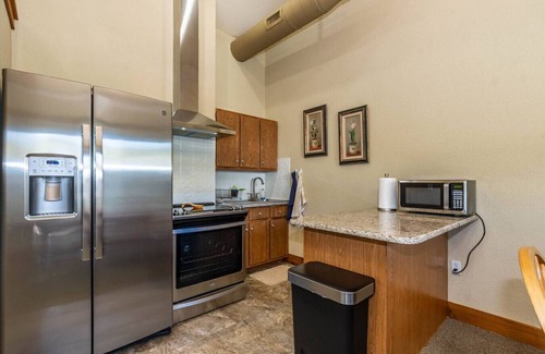 Holiday Island Condominio | Queen BR home, walk to Marina, trails