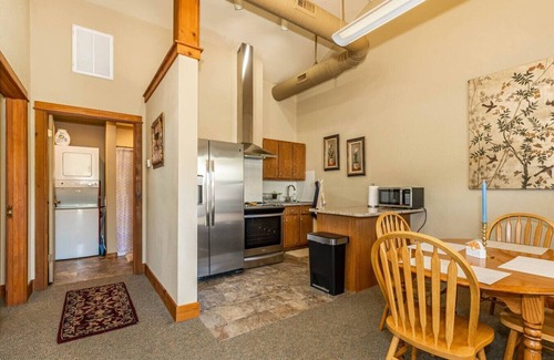 Holiday Island Condominio | Queen BR home, walk to Marina, trails