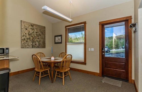 Holiday Island Condominio | Queen BR home, walk to Marina, trails